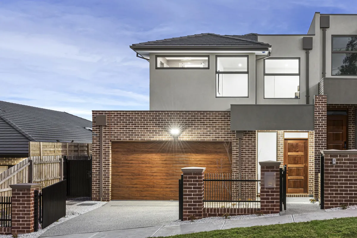 VD Homes residence at dusk, Melbourne